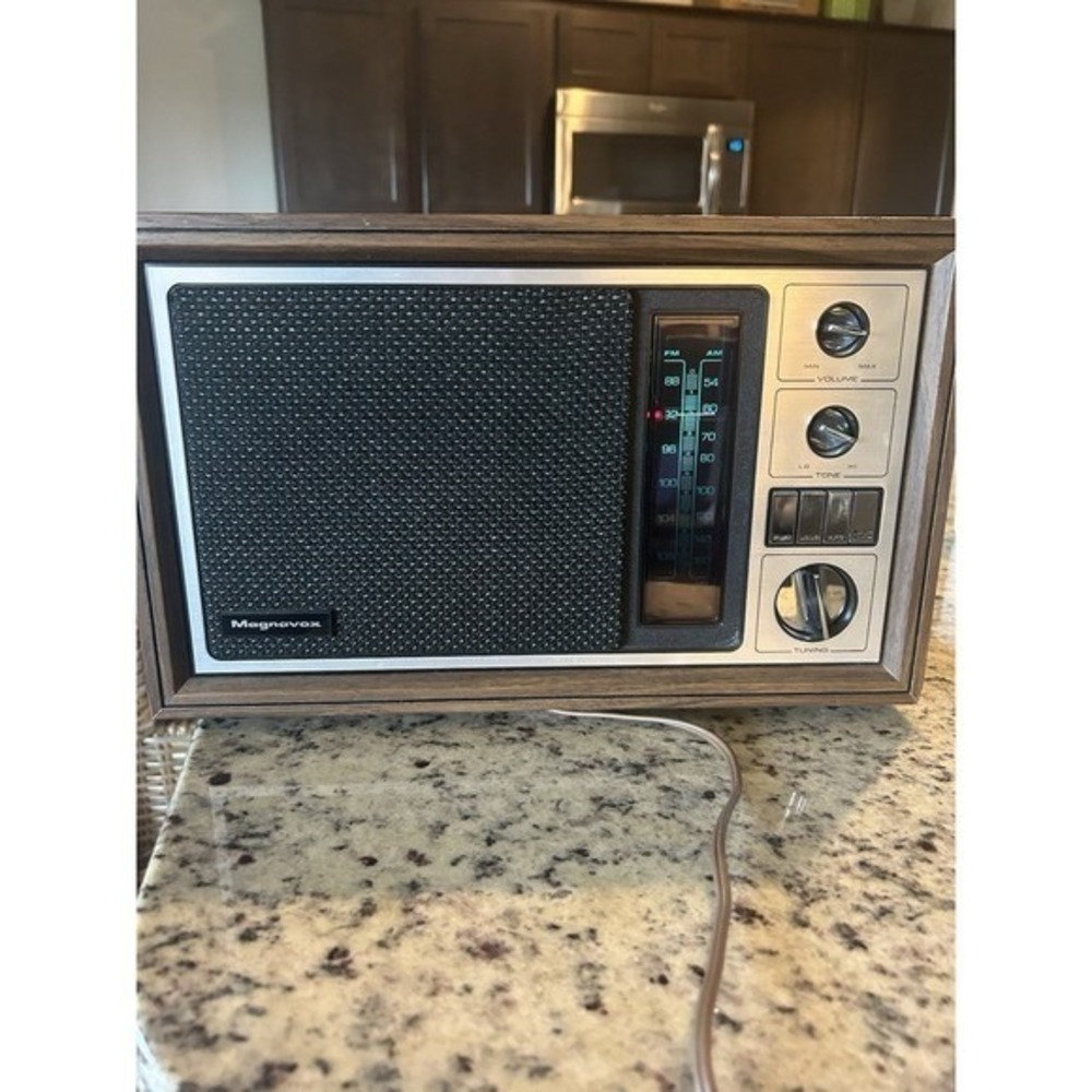 Vintage Antique Magnavox Vintage Am/FM tabletop produced around 1969 works!!